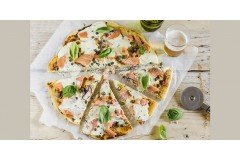 Pizza de salmón ahumado, alcaparras y mascarpone