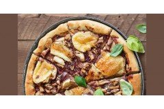 Pizza de pollo, queso brie y arándanos